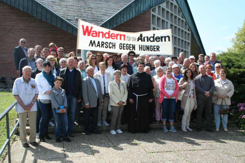 Gruppenbild des Hungermarsch vor der St.Marien Kirche Walldürn